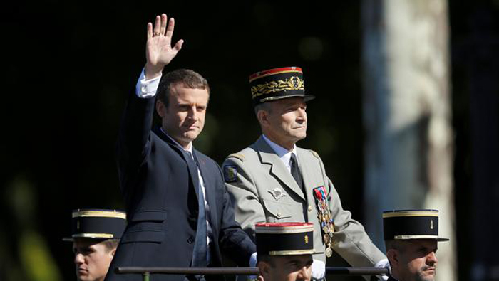 El anuncio de los recortes al presupuesto del ministerio de Defensa ocasionó un enfrentamiento entre Macron (i) y de Villiers (d).