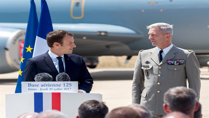 El presidente francés Emmanuel Macron (i) nombró un nuevo jefe del Estado Mayor del Ejército, François Lecointre (d) durante un acto este jueves.