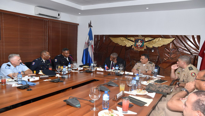 En la primera sesión, estuvieron reunidos el ministro dominicano de Defensa, Rubén Darío Paulino Sem, el embajador de Haití, Idalbert Pierre-Jean y el jefe de la Policía hatiano Michael-Ange Gedeón.