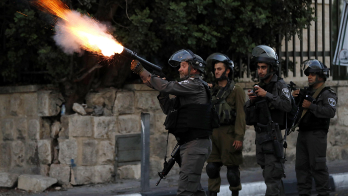 Soldados israelíes atacan a ciudadanos palestinos