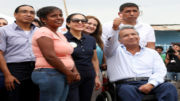 La participación de Moreno (d) en el acto será la primera de un mandatario en los actos de la ciudad de Guayaquil desde 2007.