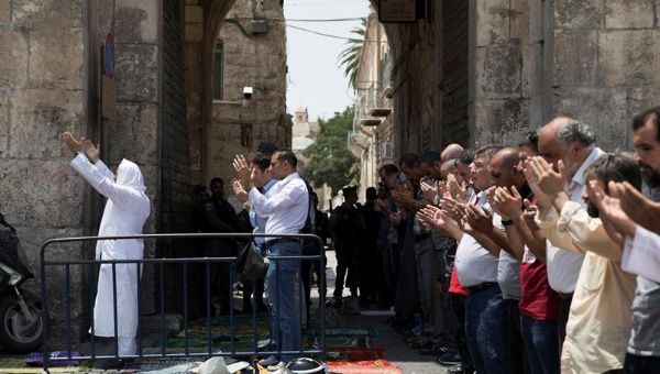 Palestinos rezaron fuera de la Explanada de las Mezquitas