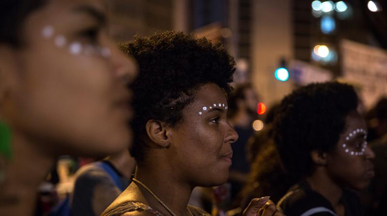 Algunas manifestantes recordaron humillaciones recibidas por su color de piel o su estética africanista.