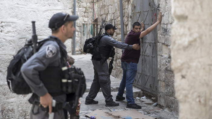 Un niño y varios reporteros resultaron gravemente heridos en la cruel represión de las fuerzas israelíes.