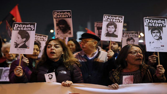 Entre los asistentes a la manifestación está la viuda de Víctor Jara, Joan.