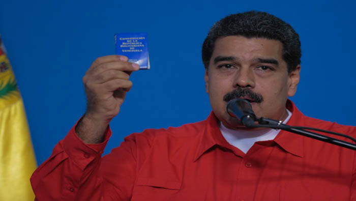 Maduro votó en el Liceo Miguel Antonio Caro en Caracas.