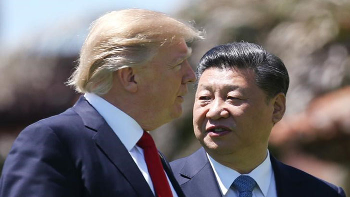 El presidente Trump (i) medita aplicar sanciones económicas hacia el Gobierno de Xi Jinping (d).