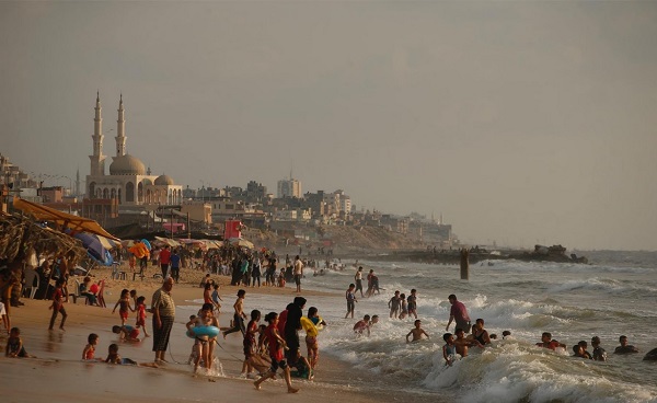 Palestinians flock to the beach to escape the heat
