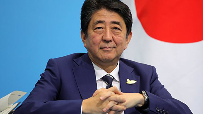El primer ministro japonés se encuentra en el momento más bajo de su popularidad, debido a los escándalos de corrupción que afectan su Gabinete.