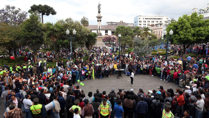 Militantes de Alianza PAIS se concentraron el sábado en apoyo al Gobierno de Lenín Moreno, mientras que otros expresaron su respaldo al vicepresidente Glas.