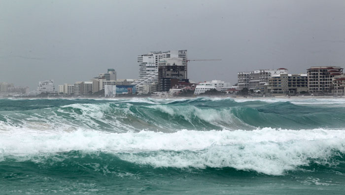 Las autoridades esperan que el fenómeno impacte entre Tuxpan y el puerto de Veracruz, provocando un oleaje de hasta ocho metros.
