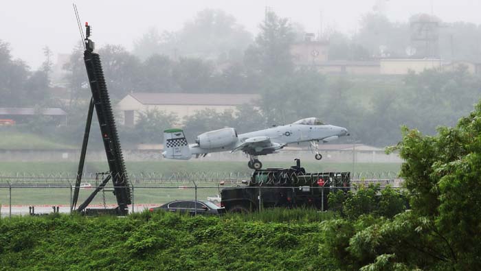 Aviones estadounidenses permanecen en la base militar norteamericana, ubicada en Corea del Sur.