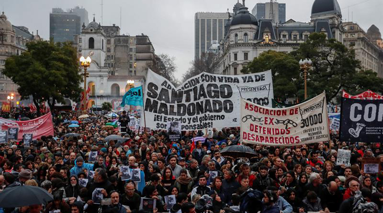 Miles de personas se concentraron con pancartas en la capital argentina para exigir la aparición con vida de Santiago Maldonado.