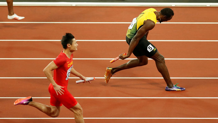Al intentar recuperar terreno, Bolt se detuvo y cayó debido a una aparente lesión en el muslo.