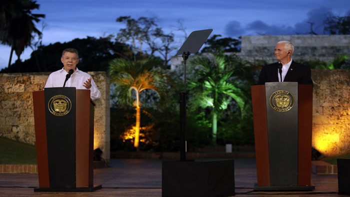 El presidente Juan Manuel Santos y el vicepresidente estadounidense Mike Pence durante una rueda de prensa.