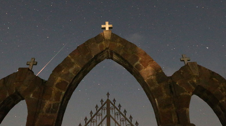 Un meteoro cruza la iglesia de Rubezhevichi, en Bielorrusia. 