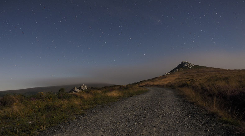 El cielo nocturno con la Osa Mayor sobre el tramo del Camino Primitivo en la Sierra del Careón, en Palas de Rei .