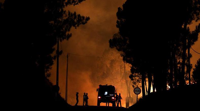 En las labores para extinguir los incendios en Portugal prestan servicios de ayuda aviones de emergencia españoles.