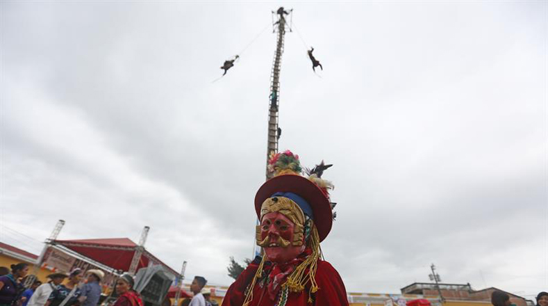 La danza tradicional de Joyabaj se basa en una historia del libro sagrado Maya-Quiché, el Popol Vuh, en la cual se narra la leyenda de los hermanos Jun Batz y Jun Ch