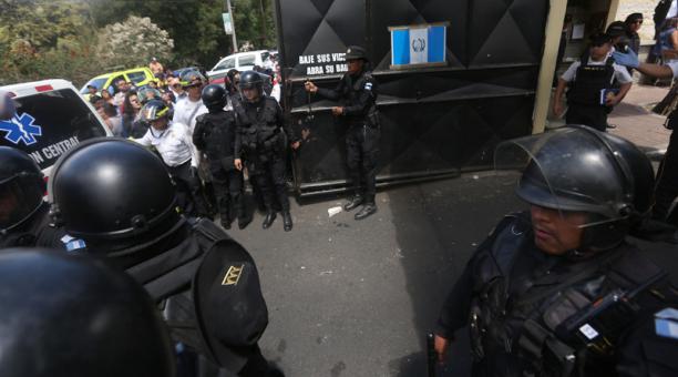 Policías antimotines prestan guardia en los alrededores del Hogar Virgen de la Asunción.