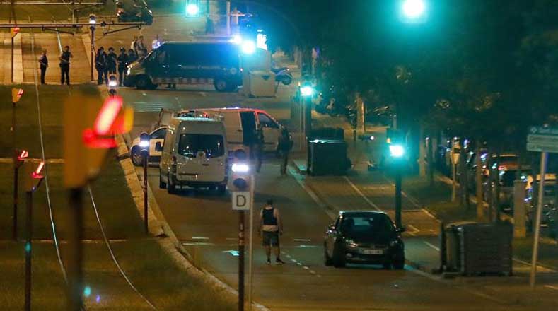 El comisionado de los Mossos (policía local), Josep Lluís Trapero, indicó que el autor del atentado abandonó el vehículo y huyó a pie. Hasta los momentos no ha sido localizado.