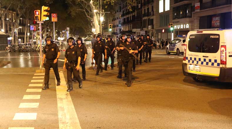 La policía detuvo a dos personas vinculadas con el atentado, uno es nacido en Melilla, enclave español al norte de África, y el otro es Driss Oukabir, de nacionalidad marroquí. Los arrestos se hicieron en Alcanar y en Ripoll, añadió Trapero.