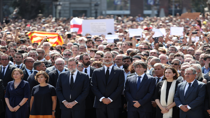 Rajoy, Felipe VI y Puigdemont en el centro del homenaje.