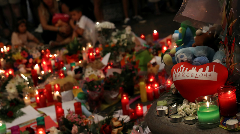 La zona turística de Las Ramblas en Barcelona amaneció este viernes repleta de altares improvisados de flores, velas, peluches y notas como símbolo de cada persona inocente que falleció en el atentado terrorista el jueves.