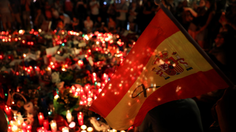 El atropello masivo conmocionó al mundo y al Gobierno español que declaró tres días de luto nacional en memoria de las víctimas, igualmente, esta mañana las personas reunidas en la Plaza de Cataluña guardaron un minuto de silencio.