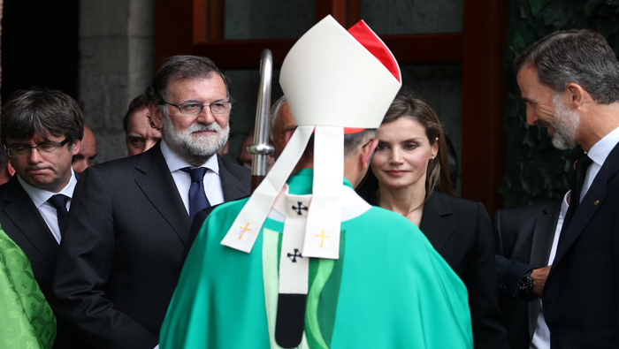 El cardenal Omella dialoga con los reyes y el presidente de España.