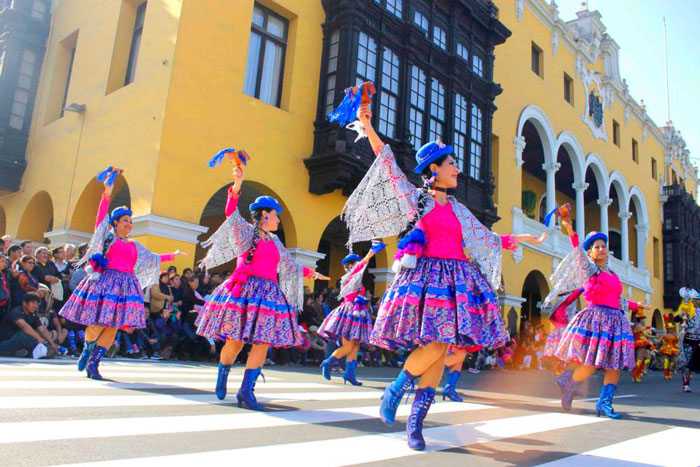 El folclore es tradición, costumbres, ritmos, gastronomía, danzas, y demás peculiaridades que distinguen una cultura de otra.