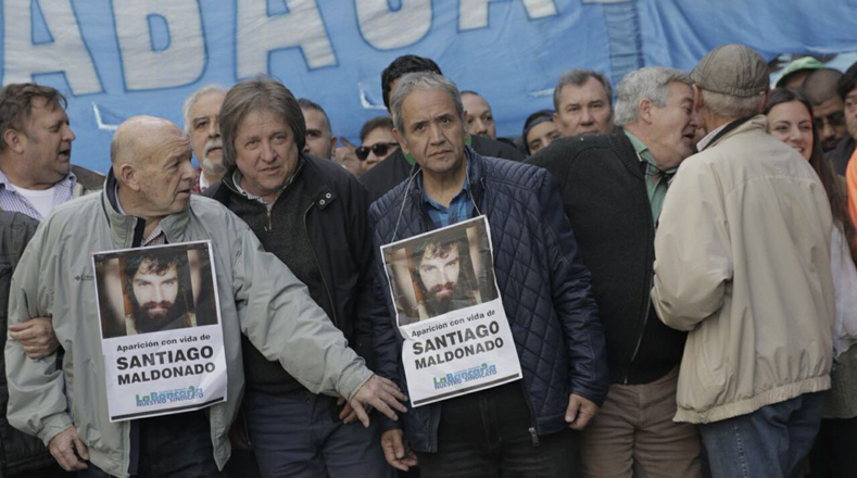 Además de las exigencias laborales, los sindicalistas también reclamaron por la aparición con vida del joven Santiago Maldonado, desaparecido el pasado 1 de agosto.