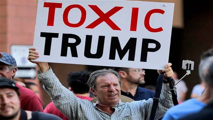 Los manifestantes acudieron a las cercanías del Centro de Convenciones de Phoenix a expresar su rechazo ante la figura de Donald Trump.
