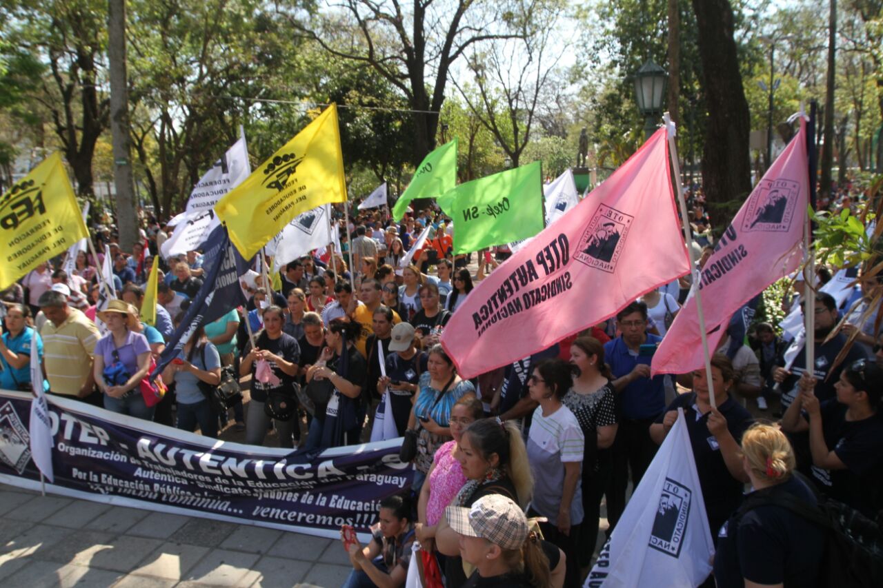 La huelga de maestros continuará este viernes con movilizaciones por el centro de la capital.