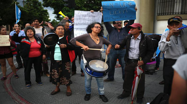 Un grupo de manifestantes guatemaltecos expresaron su apoyo al abogado al frente del ente creado por la ONU, mientras criticaban la postura del presidente.