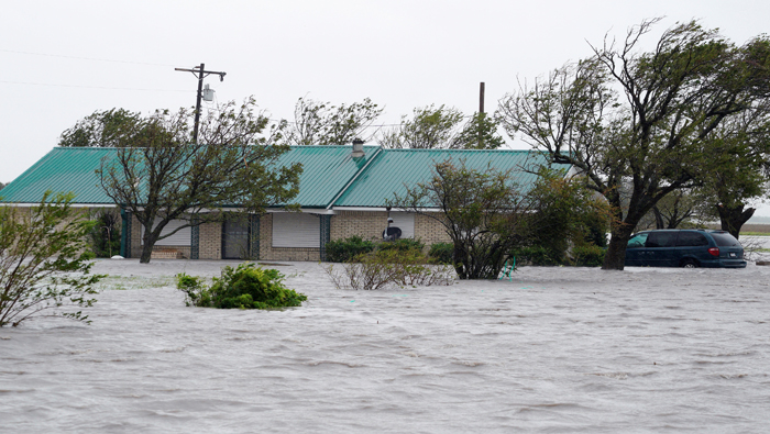 Harvey fue degradado a ciclón de Categoría 1 la mañana de este sábado y continuaba debilitándose en su curso hacia el sur de Texas.