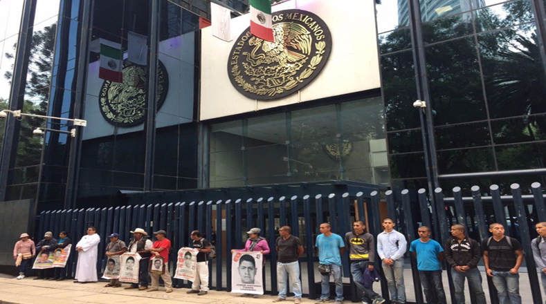 Los manifestantes se movilizaron desde la Procuraduría General de la República hasta el Hemiciclo a Juárez, en Ciudad de México.