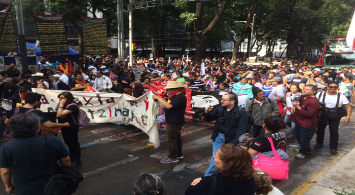 Padres y estudiantes de Ayotzinapa realizaron una movilización por los 43 estudiantes desaparecidos en 2014.