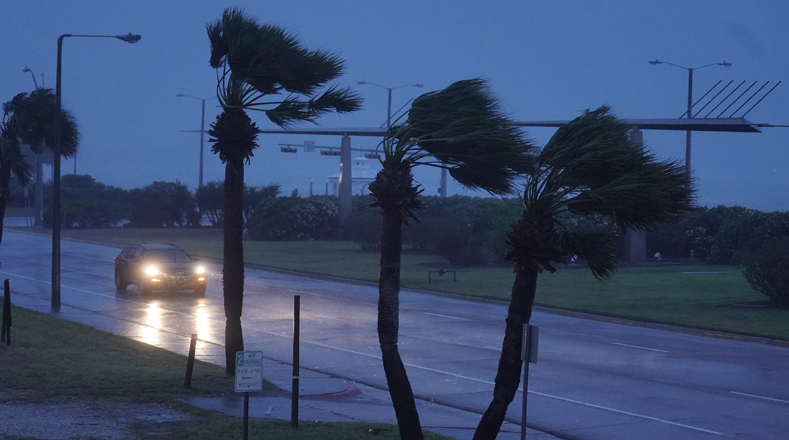 Harvey tocó tierra en la pequeña ciudad de Rockport (Texas) como huracán el viernes sobre las 22h00 hora local (03.00 GMT del sábado) con unos vientos de 215 kilómetros por hora y con una potencia de categoría 4. 