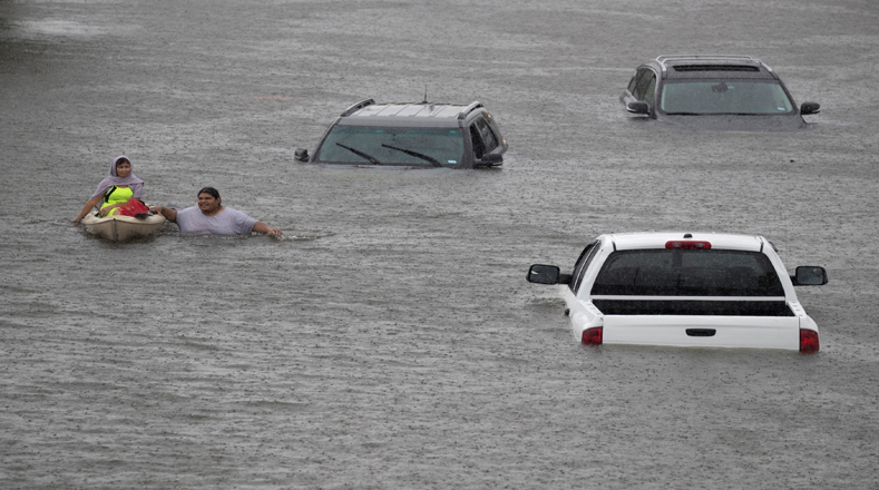 La tormenta tropical Harvey dejó al menos una persona muerta en Houston donde provocó catastróficas inundaciones que obligaron a las personas a salir de sus casa. 