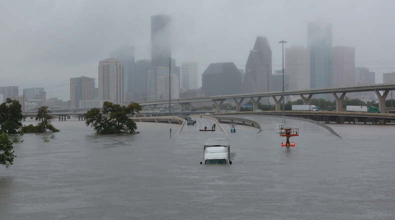 Harvey es el huracán más poderoso en golpear el estado de Texas en más de 50 años y avanzaba lentamente sobre territorio estadounidense, generó lluvias torrenciales que amenazaban con provocar inundaciones catastróficas, pese a que perdió fuerza tras tocar tierra.