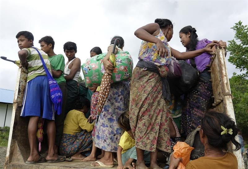 Miles de civiles indefensos, incluidos mujeres, niños y ancianos del estado de Rakhine, se han congregado cerca de la frontera y hecho intentos de cruzar a Bangladesh.
