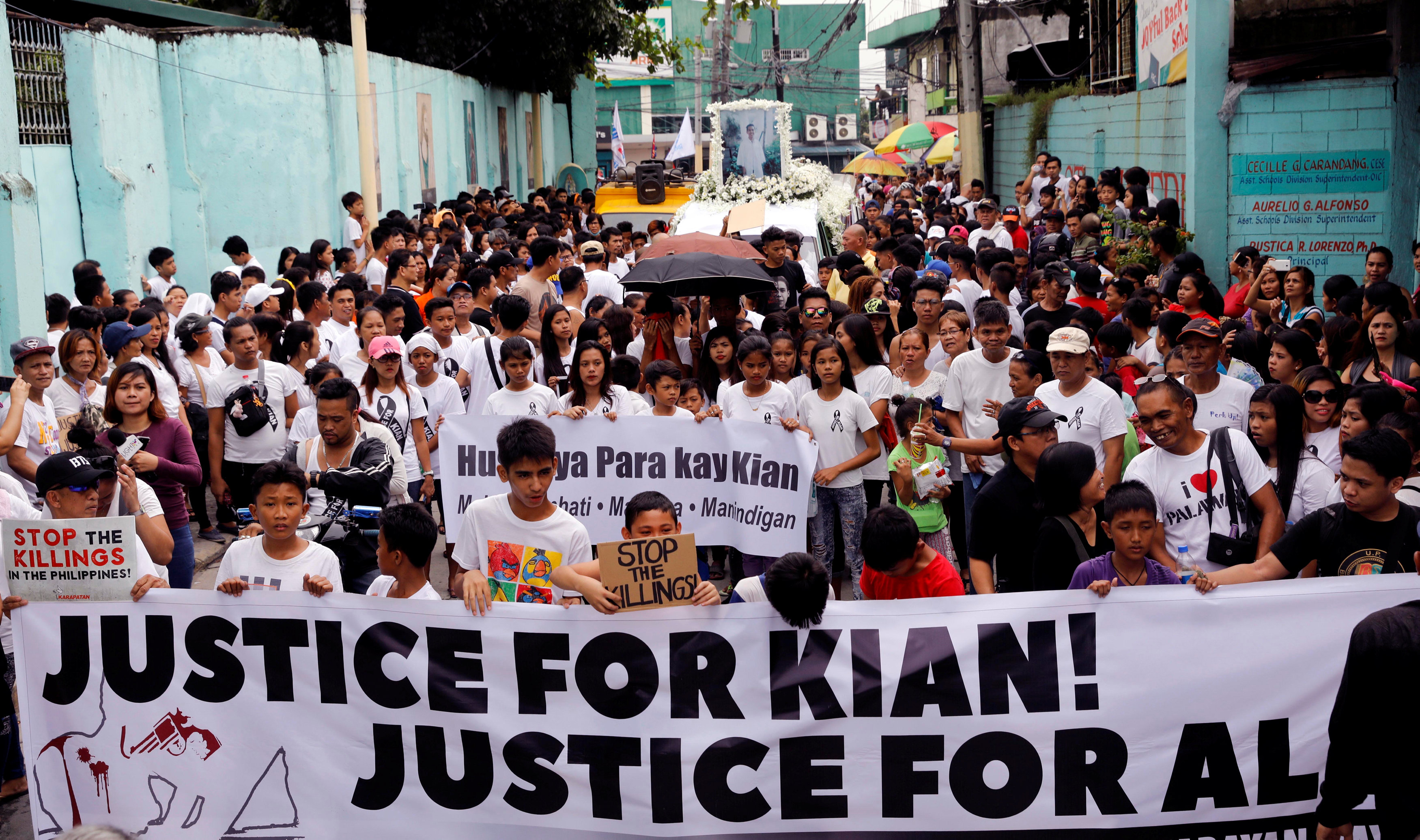 Miles de personas han muerto en manos de la policía de Filipinas que actúa fuera de la ley, por orden de Duterte que demuestra desprecio por los derechos humanos y por las personas que los defienden.