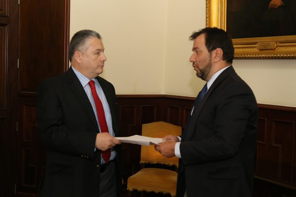 El documento fue entregado por el vicecanciller para Europa, Yván Gil, al encargado de negocios de Colombia, Germán Castañeda.