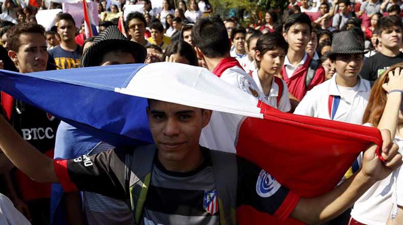 La marcha partió desde una plaza de Asunción hasta la sede del Ministerio de Hacienda y después al MEC. Los alumnos exigieron mejoras en las infraestructuras de los colegios públicos, debido a su mal estado.