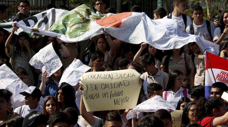 Miles de estudiantes marchan en Paraguay para exigir mejoras