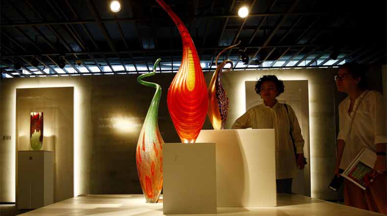 La exposición del vidrio fue presentada este miércoles en el Museo Liuli en Shanghai, este de China.
