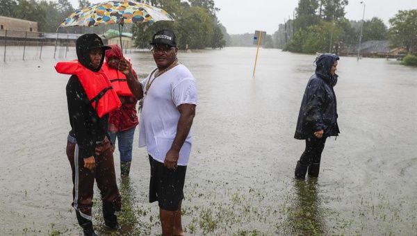 Miles de personas han quedado sin hogar en la ciudad de Houston a causa de las inundaciones provocadas por el paso de la tormenta Harvey.