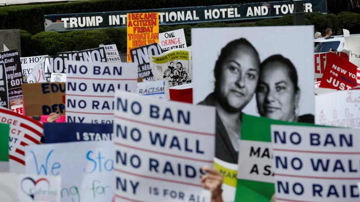 Jóvenes amparados por el beneficio migratorio marcharon el miércoles en Nueva York para defender la vigencia de DACA.