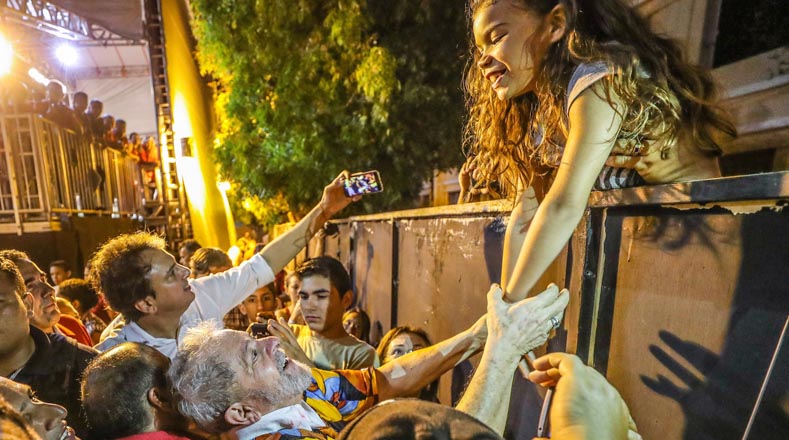 En el marco de la caravana "Lula por Brasil", el exmandatario ha realizado diversos actos con los movimientos populares locales, donde ha agradecido al pueblo el cariño y el apoyo otorgado.
